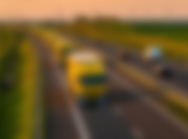 Reihe von gelben LWK auf einer Autobahn